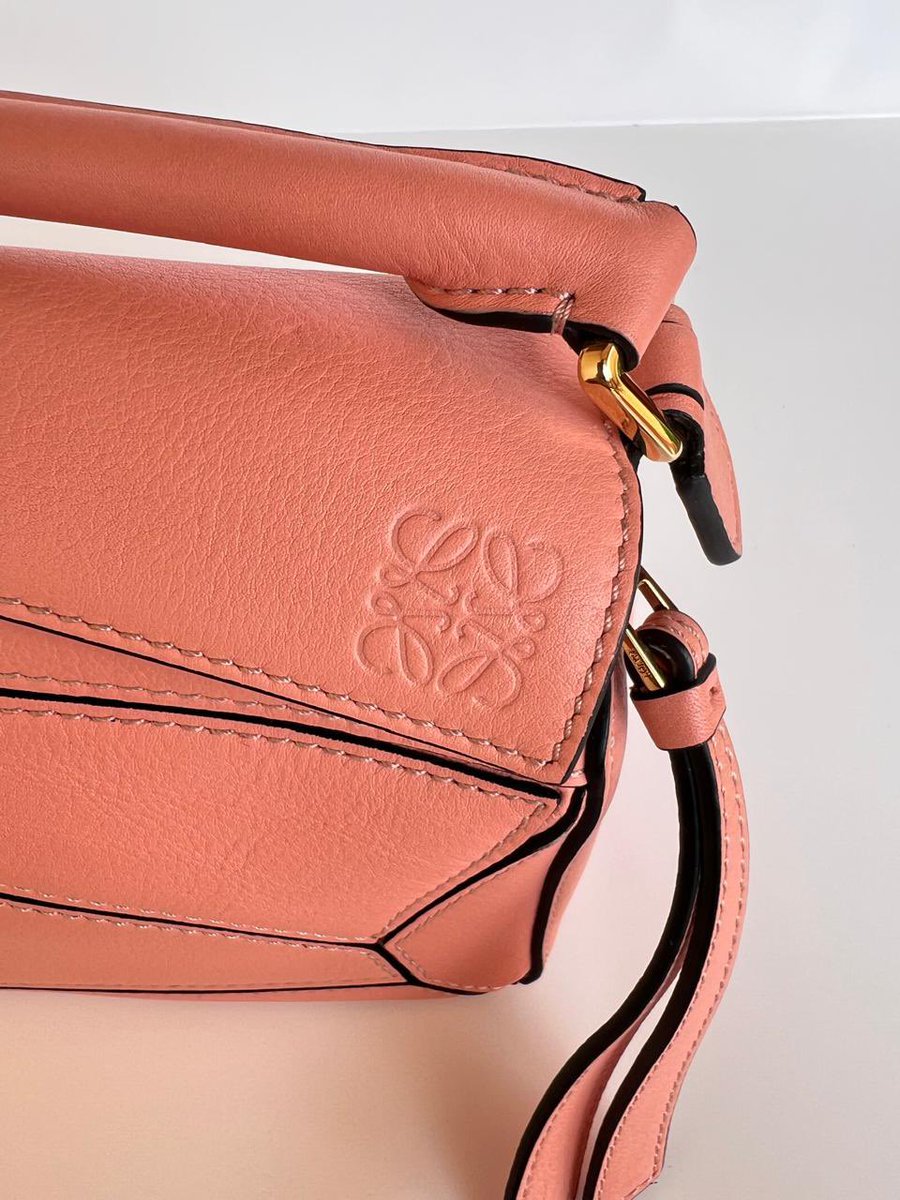 AndreSoehlim's tweet photo. PRELOVED - WTS LOEWE Puzzle Mini Blossom 2022

Fullset with dustbag, receipt, booklet, tag, and additional strap ✨

excellent condition!

Price: 25Jt onlyyy
COD Tangerang &amp; Jakarta https://t.co/4aviBDEe0T