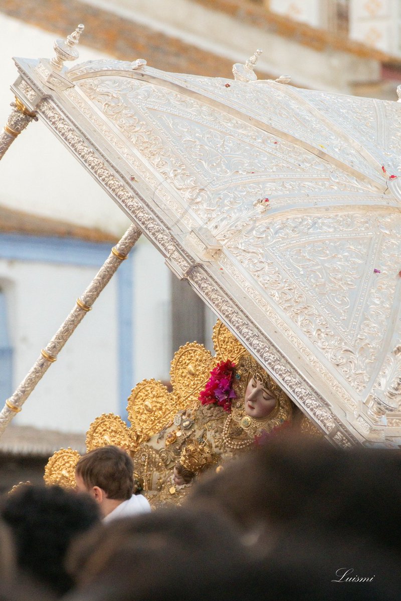 LuismiMartin2's tweet photo. “Viva el alba iluminando
ese color de tu cara
que unos dicen que es de rosa
y otros que acaramelada
y el cantar de los antiguos 
Virgen de la cara blanca.”

La procesión de la Virgen del Rocío, 2026. 

https://t.co/CURLEtqlGs…

#ElRocio26 @hdadmatrizrocio https://t.co/GU8X9oKDCM