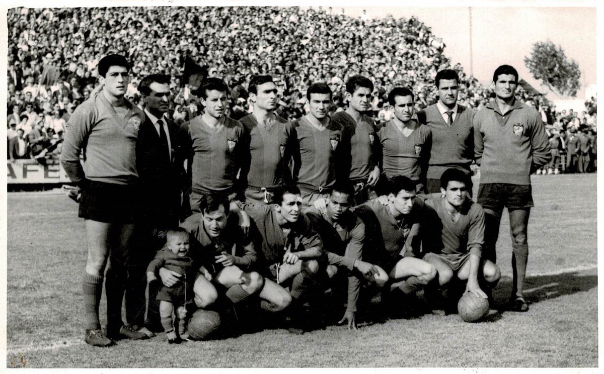 LUDhistoria's tweet photo. Buenos días 🐸
⏳La Máquina del Tiempo
#UnDíaComoHoy 1963 Domingo 2 de junio @LevanteUD asaltaba los muros de la Primera División tras vencer al @RCDeportivo en Vallejo 🏟️ 2-1 en el duelo de vuelta de la promoción 
🗓️Una jornada memorable para el levantinismo 🔵🔴 #LUDhistoria https://t.co/eZJqsS76Zg