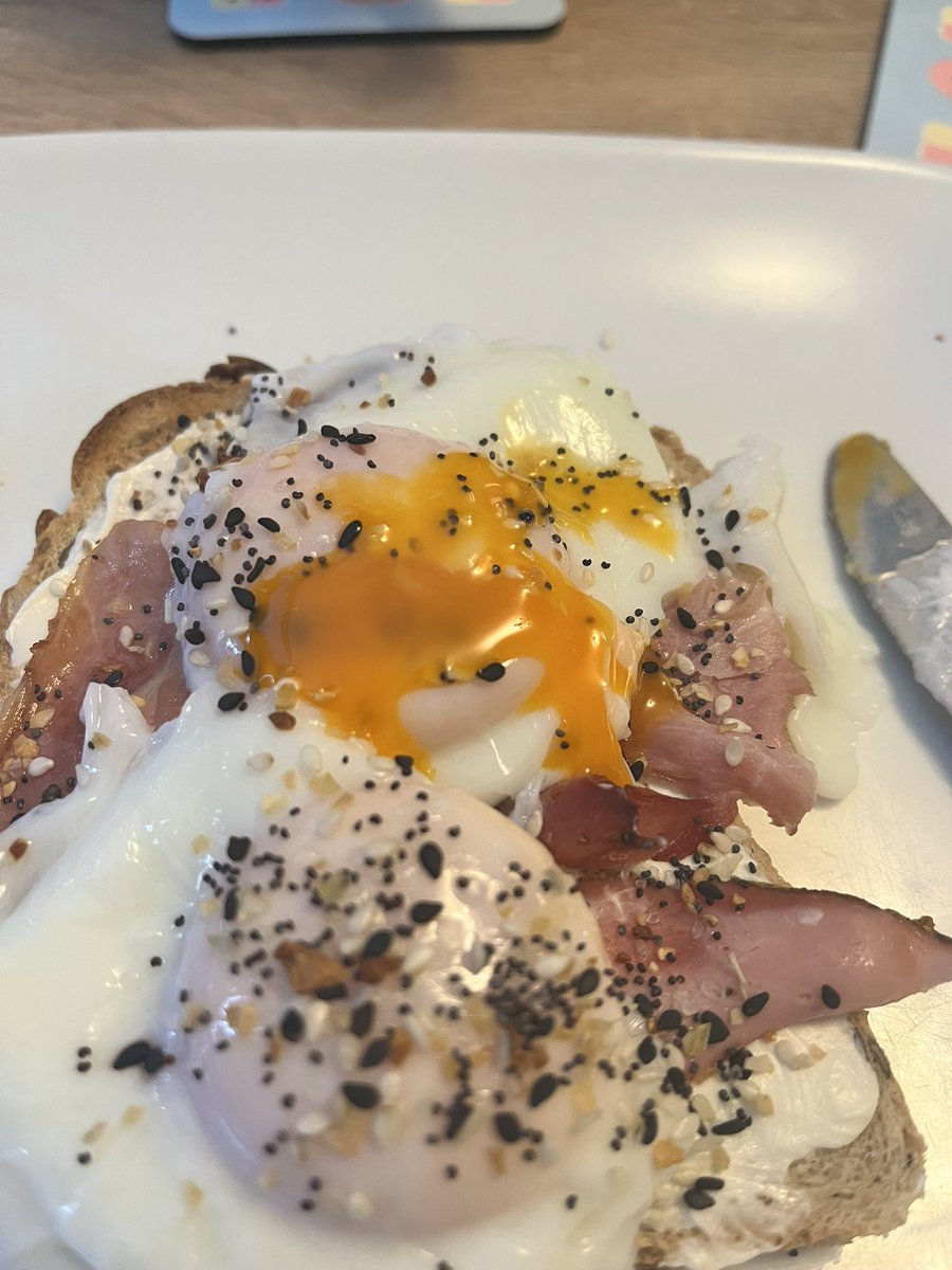 adele_pascale's tweet photo. Toast, cream cheese, crispy Italian ham, poached eggs and bagel seasoning. Yes please! https://t.co/6MpUURBZNb