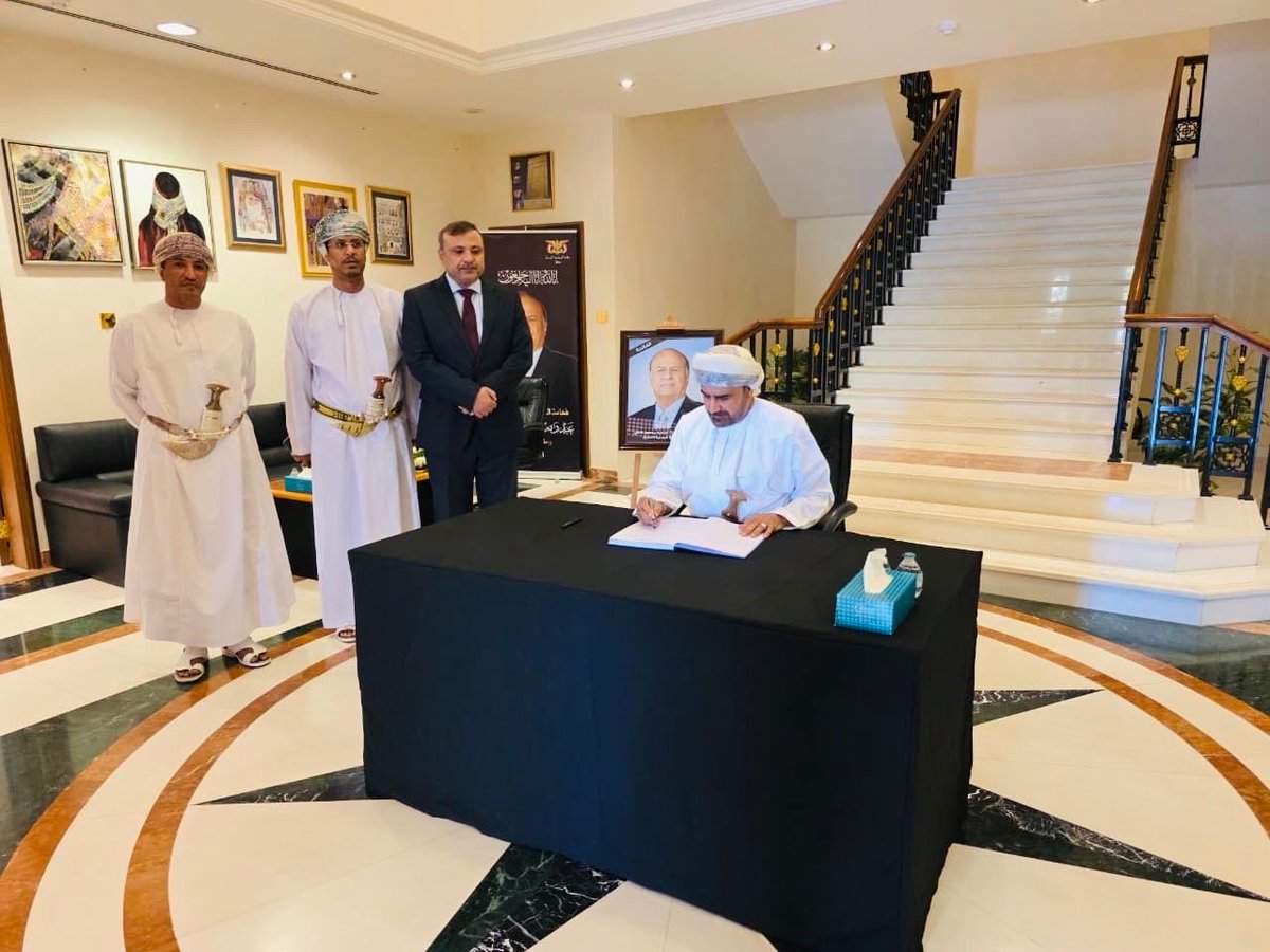 FMofOman's tweet photo. 📸 | قام سعادة السفير الشيخ أحمد بن هاشل بن راشد المسكري، رئيس دائرة مجلس التعاون لدول الخليج العربية والجوار الإقليمي، بتقديم تعازي وزارة الخارجية إلى سفارة الجمهورية اليمنية الشقيقة بمسقط، في وفاة المغفور له بإذن الله تعالى عبدربه منصور هادي، رئيس الجمهورية اليمنية السابق، سائلاً المولى عز وجل أن يتغمده بواسع رحمته ومغفرته، وأن يلهم أسرته وذويه والشعب اليمني الشقيق الصبر والسلوان.