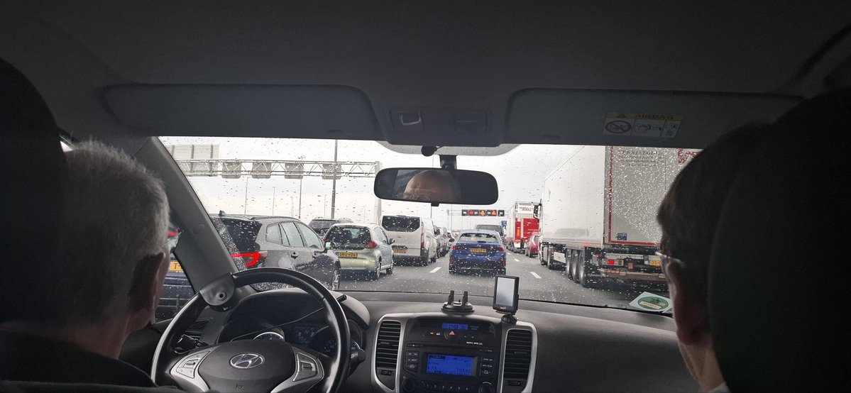 Vrachtauto vast in Schiphol tunnel