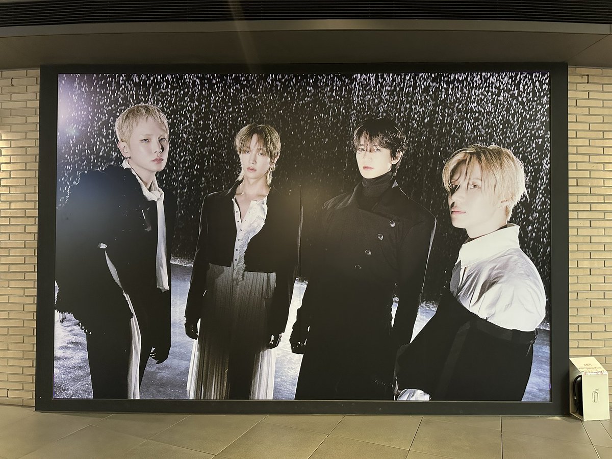 chuisuseok's tweet photo. 칼퇴하고 광야로 달려가!!!!
노션 새고하며 조마조마하면서 갔는데
5:27 도착 줄도 없고 탬니랑 진기는 이만큼 있고
창고에 또 있다고 하심
민호랑 기범이가 없길래 여쭤봤다고 했더니
일자별로 인형마다 재고가 상이하다고 하심
#SHINee_ATMOS https://t.co/9NrO8HxbFv