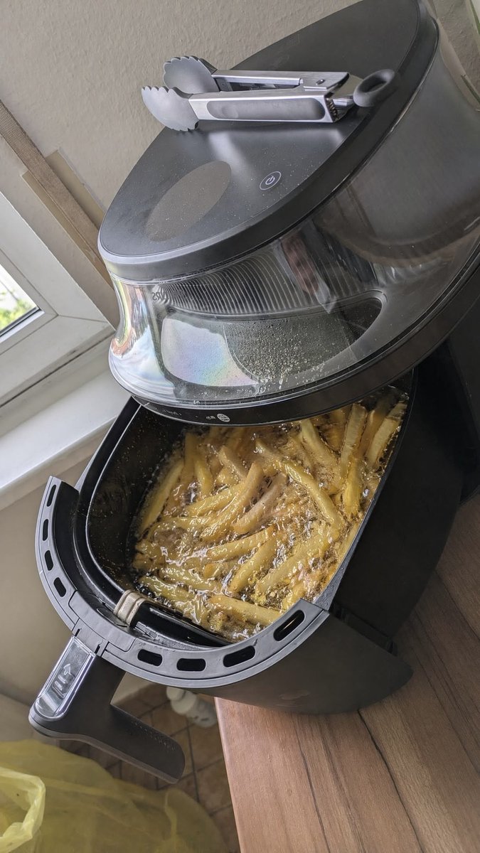 lemdeleM's tweet photo. @JeroenvanH @GalacticRemus @ballieman_ eindelijk airfryer gekocht let’s go 🔥 https://t.co/MTGTCprGfD
