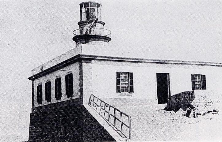 FarsdeBalears's tweet photo. Far de Punta Grossa (#Eivissa) ⚓

Inaugurat el 1870 i desmantellat el 1916, va ser el far més lent de Balears. Construït en un penya-segat i amb grans dificultats, la seva llum només va guiar navegants durant poc més de 40 anys abans de cedir el pas al far de Tagomago. https://t.co/S5DvkKrLt6