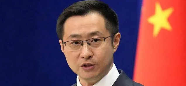 hoshusokuhou's tweet photo. 中国外交部・林剣報道官、小泉防衛相に激怒
「アジアの隣国や国際社会を到底納得させることはできない」
「自らの軍事拡張の野心を覆い隠そうとしている」
「日本がNATOとの協力を推進する動きに重大な懸念を表明する」
「日本の「新型軍国主義」は、地域の平和と安定を脅かしている」

記者会見にて

AFP記者
「日本の防衛大臣がシャングリラ対話で、中国に対して間接的に応答し、日本は引き続き軍事力を強化すると述べました。
彼は中国を直接名指ししませんでしたが、「巨大な核兵器庫と戦略爆撃機を保有する国があり、日本はそのどちらも持っていないにもかかわらず、“新型軍国主義”のレッテルを貼られている」と述べました。中国側はこれにどう反応しますか」

林剣
「あなたが言及した日本当局者の発言はまったく根拠がなく、一連の歴史、法理、事実、数字の前では説得力を欠いており、アジアの隣国や国際社会を到底納得させることはできません。

日本の軍国主義は第二次世界大戦中、甚大な罪を犯し、アジアの隣国と連合国に深刻な災難をもたらしました。

軍国主義の復活を防ぐため、『カイロ宣言』『ポツダム宣言』など国際法上の効力を持つ文書は、「日本は完全に武装解除され、再軍備を可能にする産業を維持してはならない」と明確に規定しています。

また、日本国憲法も軍事力、交戦権、戦争権について厳格な制限を設け、「専守防衛」などの原則と一連の国内法規制を確立しています。

しかし、私たちが目にしているのは、日本の最新の防衛予算がすでに9兆円を突破し、14年連続で戦後最高記録を更新しているという事実です。日本の一人当たり防衛費は中国の3倍に達し、防衛費のGDP比はすでに2％に急上昇し、さらに3.5％まで引き上げようとしています。

日本防衛省の過去5年間の軍需産業への発注額は3倍に増えました。日本の現政権は発足以来、中長距離の攻撃性ミサイル配備を加速し、殺傷性武器の輸出を解禁し、憲法および安保三文書の改定を推進し、国際法および国内法の規制をさらに突破し、戦後国際秩序に挑戦しようとしています。

日本側のこの当局者は、歴史的罪責を意図的に避け、上述の事実を選択的に無視し、逆に責任を転嫁して世論を混乱させようとしています。

これはいったい、後ろめたさなのでしょうか。それとも自らの軍事拡張の野心を覆い隠そうとしているのでしょうか。

このような状況下で、日本側が言う「対話」も偽善的なものであり、姿勢を見せているだけ、取り繕っているだけで、いかなる誠意もありません。

今年は東京裁判開廷80周年です。この正義の大裁判は、日本軍国主義の数々の罪を裁定し、戦後国際秩序の法的基礎を築きました。

すでに国際的な専門家や学者は、日本側の最近の一連の誤った言動が、東京裁判で明らかにされた軍国主義による戦争準備・発動の過程と酷似しており、地域の平和と安定を脅かしていると指摘しています。

国際社会は高度に警戒し、「新型軍国主義」が勢いを増して災いとなることを共に防ぎ、断固として抑止しなければなりません」

ロシア・トゥデイ記者
「日本防衛省は先週金曜日、NATOの「ウクライナ安全保障支援・訓練司令部」に自衛隊員4人を派遣すると発表しました。これは日本が経験を吸収し、自国の防衛能力を強化するためだとされています。

さらに、日本防衛省はNATOとの防衛協力をさらに進める計画です。中国側はこれをどう評価しますか。これは日本の軍国主義思想の復活を意味するのでしょうか」

林剣
「私たちは、日本側がNATOとの協力を推進する動きに重大な懸念を表明します。

日本は「再軍事化」を大々的に進め、域外の軍事組織との交流を頻繁に行い、自衛隊の活動範囲を拡大し、実戦可能な作戦体系を構築しています。

これは、日本国憲法、国際法および国内法規制、「専守防衛」などの原則を突破するものであり、戦後国際秩序に挑戦するものです。日本が自ら掲げる「平和国家」のイメージとも完全に逆行しています。

日本の「新型軍国主義」は勢いを増して災いとなっており、地域の平和と安定を脅かしています。国際社会は高度に警戒し、断固として抑止しなければなりません」