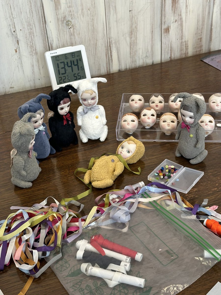 shoko_doll's tweet photo. みなさま…秋にうらら展でワークショップするのですが…
☀︎セリアヘッド(開眼済み)にメイクをしてメメちゃんにする(1万円くらい)のと、
☀︎カスタム会(メイク済みビスクヘッドに好きなアイや毛皮、心臓などを選んで後日お送り)(3万円)
どちらがやりたいですか？？
リプ欄にアンケ置いておきます🙏 https://t.co/o66gA4USvM