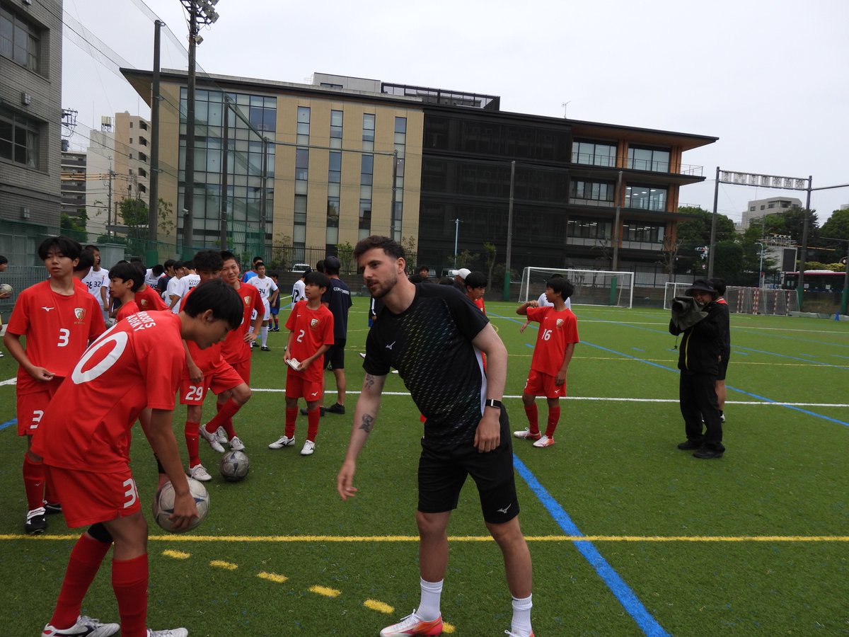 GoalJP_Official's tweet photo. 🏴󠁧󠁢󠁥󠁮󠁧󠁿 マウントが練習に参加 ⚽️

来日中のメイソン・マウントがFCトレーロスの子供たちとともにトレーニング。

パス回しやシュート練習なども行い、圧巻の技術で沸かせた。

最後には真剣な表情で子供たちからの質問にも答えている。 https://t.co/BxPp8gag2F