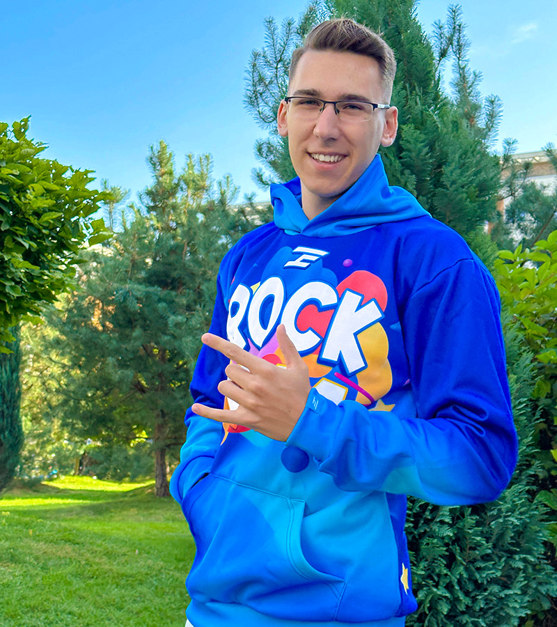 VozdovacLux's tweet photo. Dejan Drazic poznatiji kao Dex Rock

U izvestaju APR-a se navodi da je njegova firma Spaceship d.o.o u 2025 godini prihodovala neverovatnih 621,4 miliona dinara sto je svrstava medju najprofitabilnije kompanije u Srbiji

Dex Rock je provalio recept i fokusirao se na decu i mladju generaciju i to mu se sada visestruko isplatilo 

Evo kako se moze zaraditi bez Gandoma, kocke i strimovanja svako vece kazina 

#caosvima #DexRock