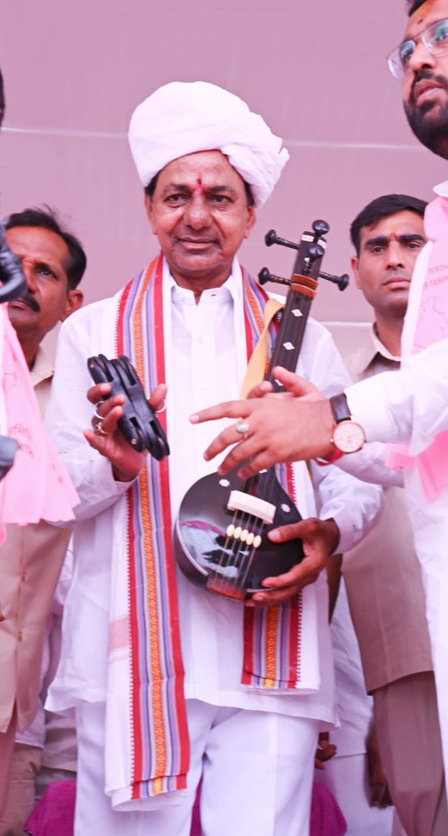 Harika_1023's tweet photo. మహారాష్ట్ర, పంజాబ్, ఆంధ్రాకి వేషాలు వేసుకుని వచ్చినోళ్ళు మీరు ఎవర్రా సభ పెట్టాలో వద్దో అని మాకు చెప్పేది https://t.co/UAEyuD2Gt2