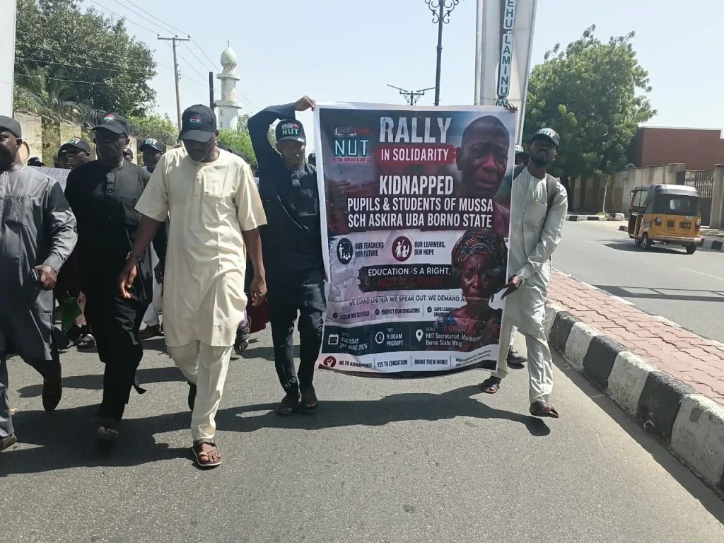 MobilePunch's tweet photo. 𝗕𝗼𝗿𝗻𝗼 𝗡𝗨𝗧 𝗷𝗼𝗶𝗻𝘀 𝘀𝗼𝗹𝗶𝗱𝗮𝗿𝗶𝘁𝘆 𝗿𝗮𝗹𝗹𝗶𝗲𝘀 𝗼𝘃𝗲𝗿 𝘄𝗼𝗿𝘀𝗲𝗻𝗶𝗻𝗴 𝘀𝗰𝗵𝗼𝗼𝗹 𝗮𝗯𝗱𝘂𝗰𝘁𝗶𝗼𝗻𝘀

𝗥𝗲𝗮𝗱 𝗠𝗼𝗿𝗲: https://t.co/ZRIyKI350b https://t.co/I0B0IFQOyM