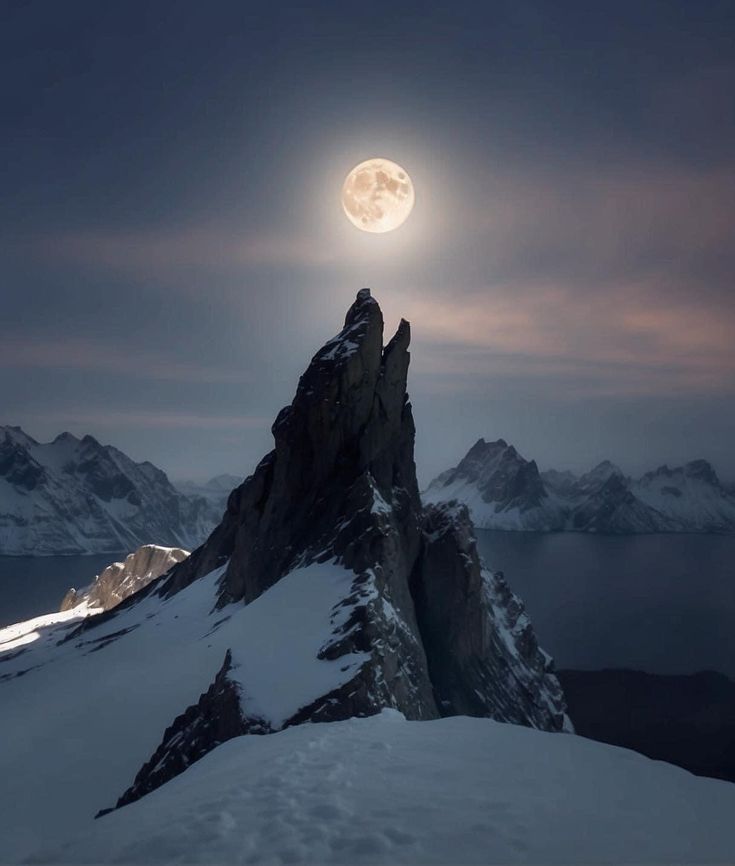 quarks2_quasars's tweet photo. The Moon crowns the mountain 👑 https://t.co/6hrwv2vQ8U