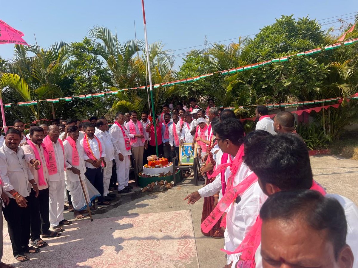 DNevuri's tweet photo. యాదాద్రి భువనగిరి జిల్లా: 
తెలంగాణ రాష్ట్ర ఆవిర్భావ దినోత్సవం సందర్భంగా,BRS పార్టీ ఆఫీసు లో జెండా ఆవిష్కరణ మరియు ఉద్యమకారులకి సన్మాన కార్యక్రమంలో పాల్గొనడం జరిగింది.⁦@KTR_BRS⁩⁦@KTR_News⁩ ⁦⁦@BRSParty_News⁩ https://t.co/qar1sqBDEA
