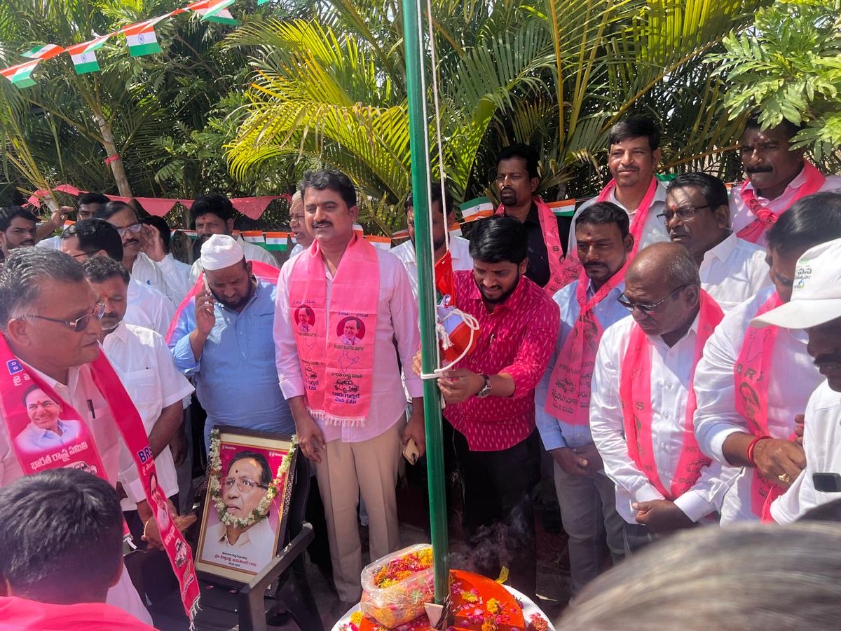 DNevuri's tweet photo. యాదాద్రి భువనగిరి జిల్లా: 
తెలంగాణ రాష్ట్ర ఆవిర్భావ దినోత్సవం సందర్భంగా,BRS పార్టీ ఆఫీసు లో జెండా ఆవిష్కరణ మరియు ఉద్యమకారులకి సన్మాన కార్యక్రమంలో పాల్గొనడం జరిగింది.⁦@KTR_BRS⁩⁦@KTR_News⁩ ⁦⁦@BRSParty_News⁩ https://t.co/qar1sqBDEA