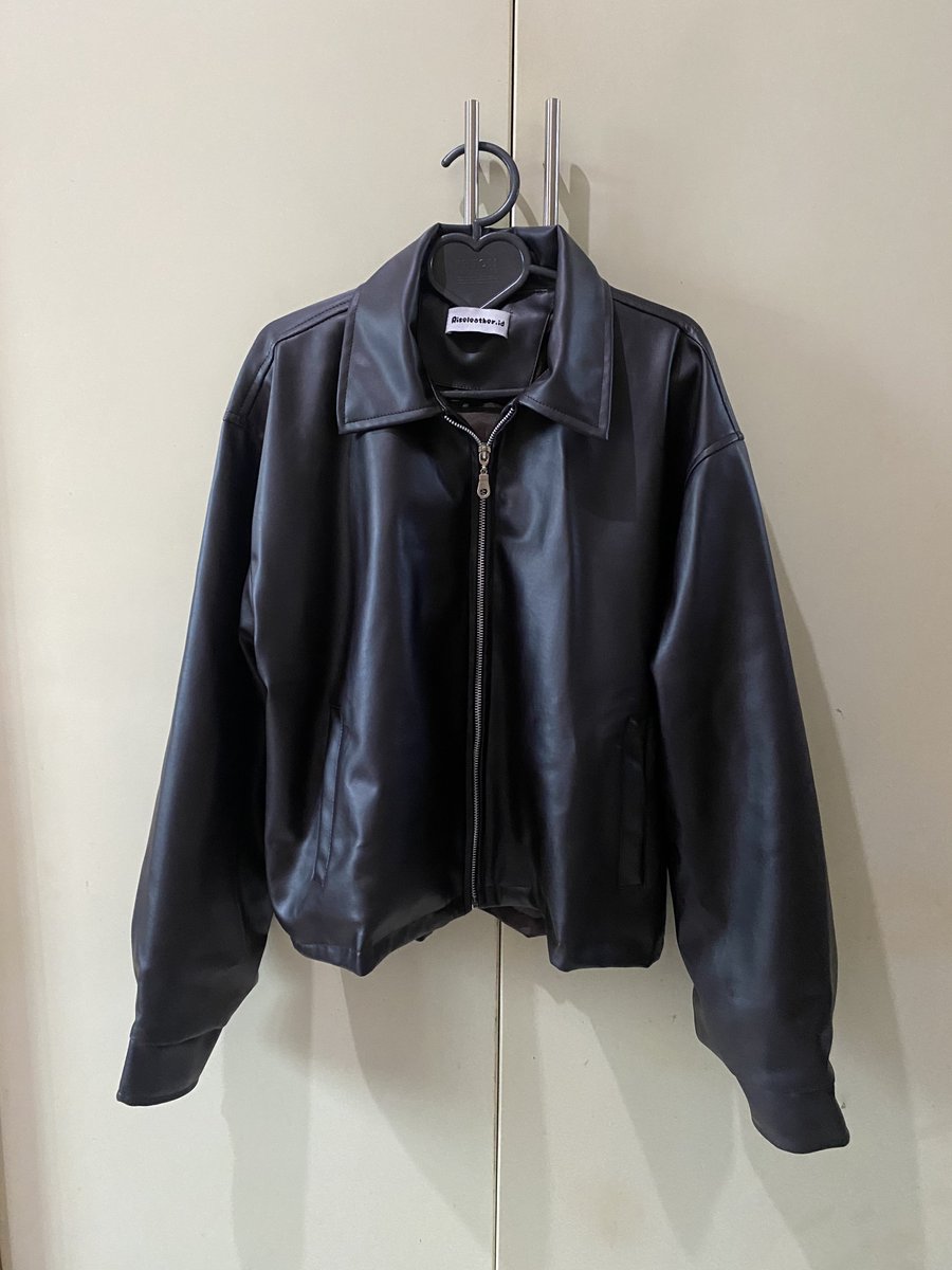 meonlysha's tweet photo. WTS Want to Sell Preloved
leather jacket dari riseleather 
size M Darkbrown
belum pernah dipakai sama sekali, baru beli banget, good condition, dijual karena kegedean (salah ukuran) yang mau bisa dm yaa

#preloved #wanttosell #leatherjacket https://t.co/xYqLoheW3G