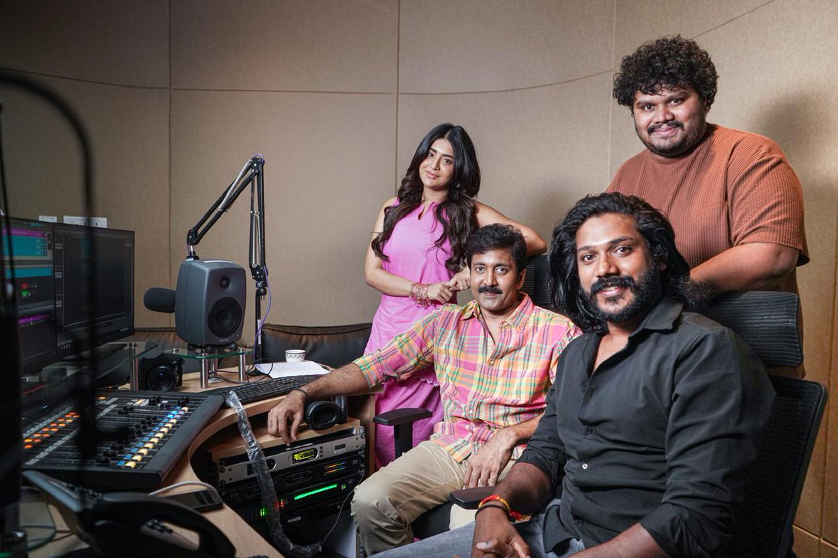 vaddecreations's tweet photo. 🎶 Some melodies are heard. Some are felt. ❤️

A melody that stays in your heart, carrying the soul, and magic of his evergreen tunes.

#Nuvvekada from #TransferTrimurthulu was launched at #RedFM. ❤️🎙️

✨ Full Lyrical Video Out Now on @k_music_telugu

https://t.co/YqTJhG0ZC7

✨ Starring @VaddeNaveen & @RashiReal_
🎬 Written & Directed by @MeeKamalTeja
🎵 Music by @kalyannayak_ofl

@vaddenaveen @RashiReal_  @MeeKamalTeja @kalyannayak_ofl @vamsikaka

#NuvveKada #TransferTrimurthulu #VaddeNaveen #RashiSingh #KMusic