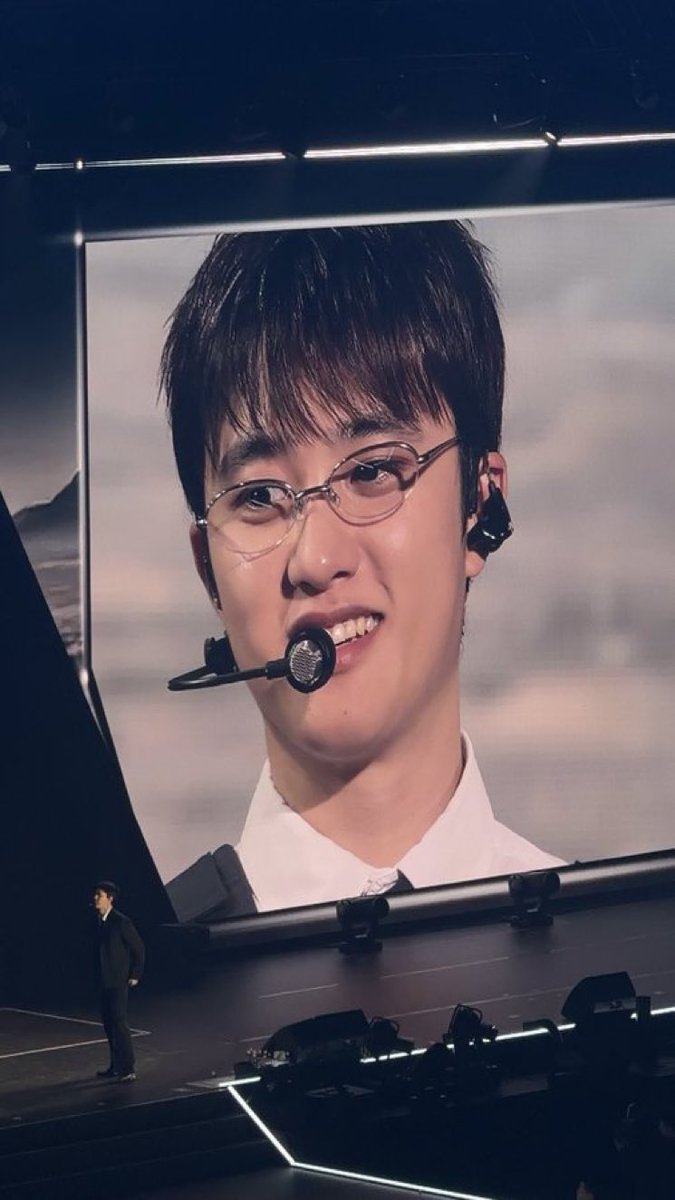 _IMBOWVYBD's tweet photo. ตายยย กูตายยไปเลยยย คอนที่ญี่ปุ่นวันนี้ใครเอาแว่นให้คยองซูใส่…. แว่นมานี้เดี่ยวนี้!!!!!!!! https://t.co/wSIdLXSd9R