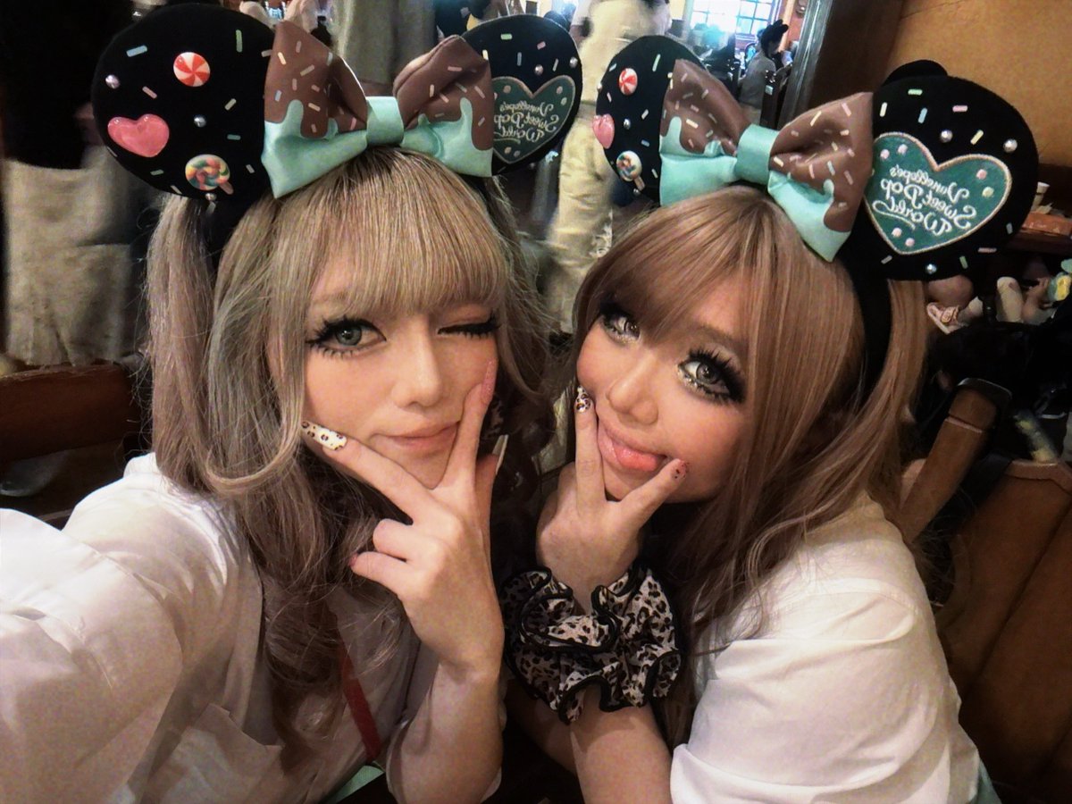 cure_fatty's tweet photo. 教室の隅で混沌の黒魔術師召喚してるようなオタクだったのでこの年齢になってギャルへの憧れが爆発してしまい今これ https://t.co/TNbeYllF6O