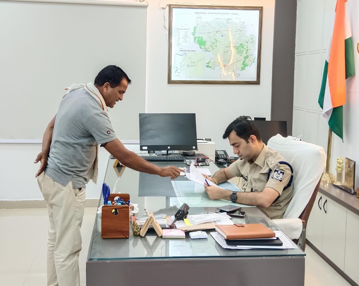 sp_vidisha's tweet photo. आयोजित #जनसुनवाई में एसपी विदिशा ने जिलेभर से पहुंचे 30 से अधिक आवेदकों की शिकायतों को गंभीरता एवं संवेदनशीलता से सुना तथा संबंधित अधिकारियों को शीघ्र, निष्पक्ष एवं प्रभावी कार्रवाई के निर्देश दिए।#विदिशा_पुलिस आमजन की समस्याओं के समयबद्ध निराकरण  करने के लिए निरंतर प्रतिबद्ध है। https://t.co/R7NJcvTG4z