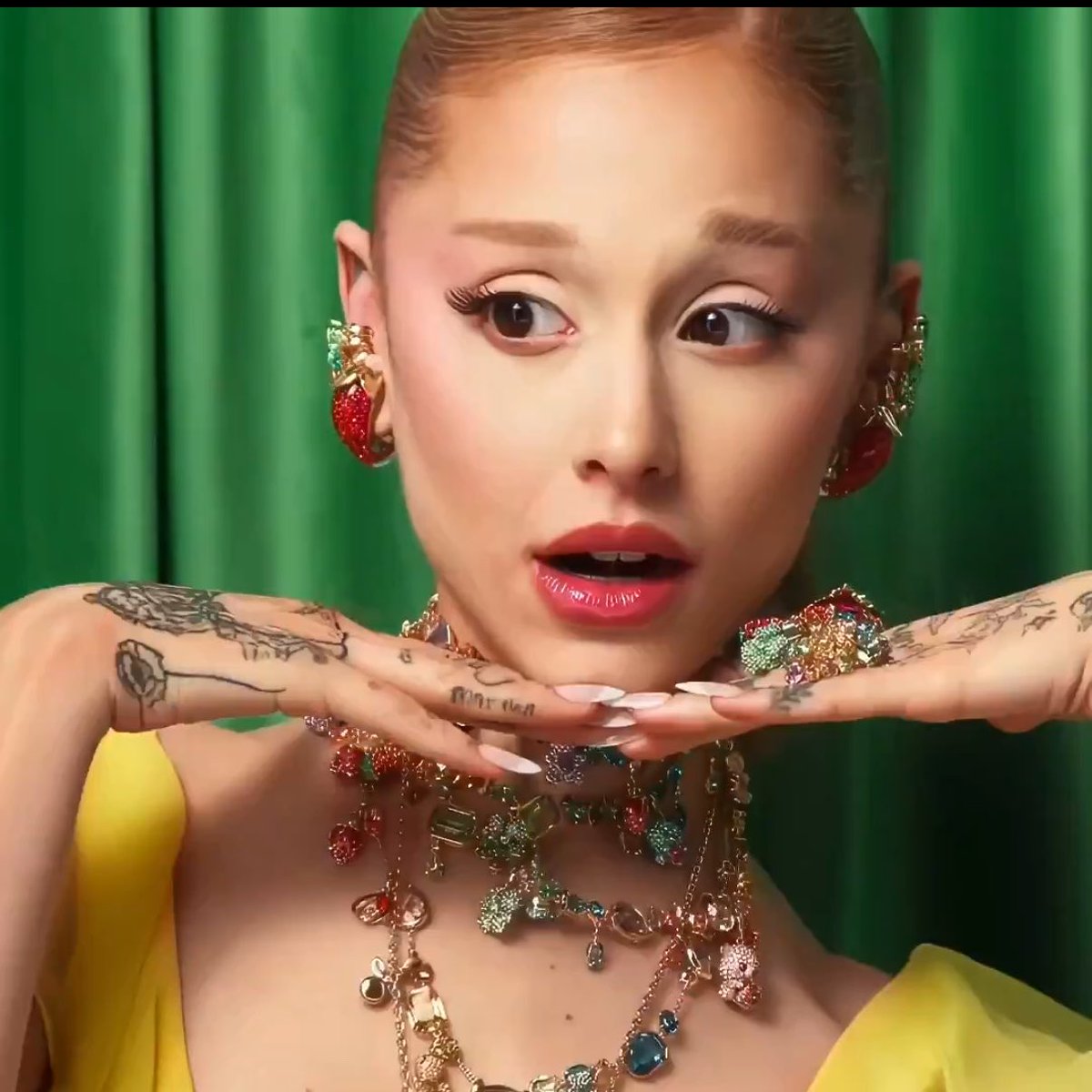 grandecoreee's tweet photo. Swarovski Yellow             htimylm Yellow https://t.co/CFJWT9GEcp