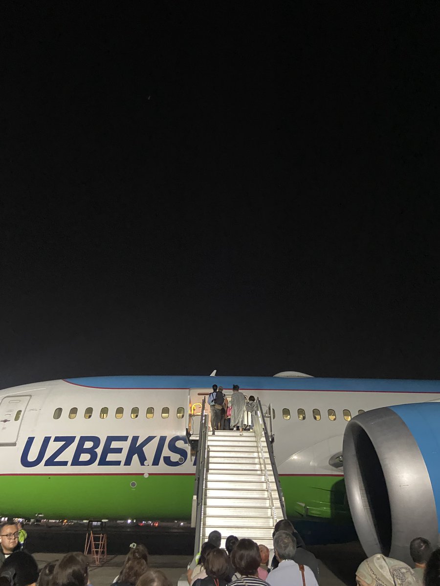 DutorMasha's tweet photo. 大変に紛らわしいので先ほどの投稿は削除
ウズベキスタン航空の直行便、
荷物3kgオーバーの追加料金は9761円(デビットカードで引き落とされた日本円、さっきは約98000円と書いてしまった)、
700000スム(こう言うのを日々目にしてるせいでゼロが数えられなくなった、と言う言い訳😹)

ガラガラだった✈️ https://t.co/4EJZCnNWki