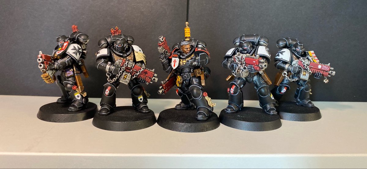 arcandrex's tweet photo. Dos escuadras listas y al completo. Pintadas, con sus insignias y pegatinas y barnizadas. A falta de las bases, me parece un resultado del que sentirme muy orgulloso. Y a pensar en los siguientes! https://t.co/JlKL8algZv