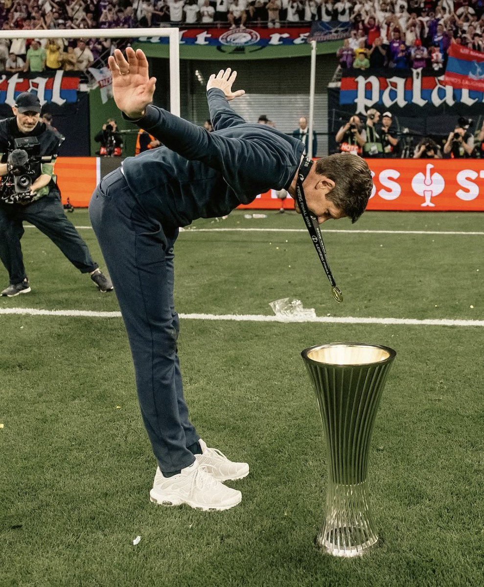 PalaceReport's tweet photo. 🏆 Glasner’s UNREAL record at Crystal Palace 🔥
•  Won the 2024–25 FA Cup 🏆 (first major trophy in club history!)
•  Won the 2025 Community Shield 🛡️
•  Won the 2025–26 UEFA Conference League 🏆 (first EVER European trophy!)
•  Qualified for Europe for the first time ✈️🇪🇺
•  Highest Premier League points in Palace history 📈⚽

Absolute LEGEND. What a manager! 👏