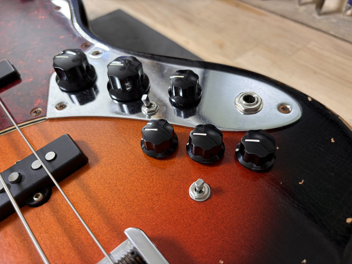 tariki_fretless's tweet photo. ジャズベにプリアンプを載せました。
ボディの裏からキャビティを拡張してプリアンプと電池を収めています。 https://t.co/4dACfAWoPb