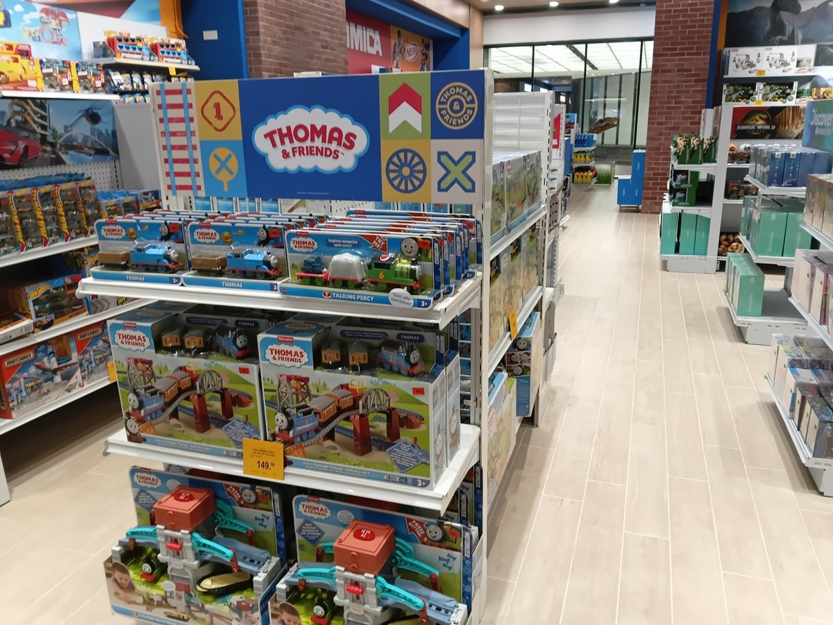 Guywhotalkstuff's tweet photo. New stuff at Toys R Us, no new merch but they are ready for them https://t.co/LI5JGcxS65