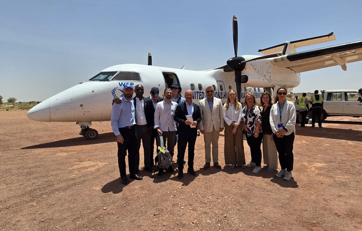 AmadorSanchezUE's tweet photo. Atterris à Adré sous les ailes d’@UNHAS en équipe 🇪🇺 🇩🇪 🇪🇸 🇫🇷 🇭🇺 🇳🇱

Deux jours de visite de terrain pour mieux comprendre l’impact de la crise soudanaise au Tchad et l’approche Nexus financée par l’UE @ECHO_EU &amp; @EU_INTPA et mise en œuvre par @WFP et @Refugees https://t.co/6VZxGU6jKA