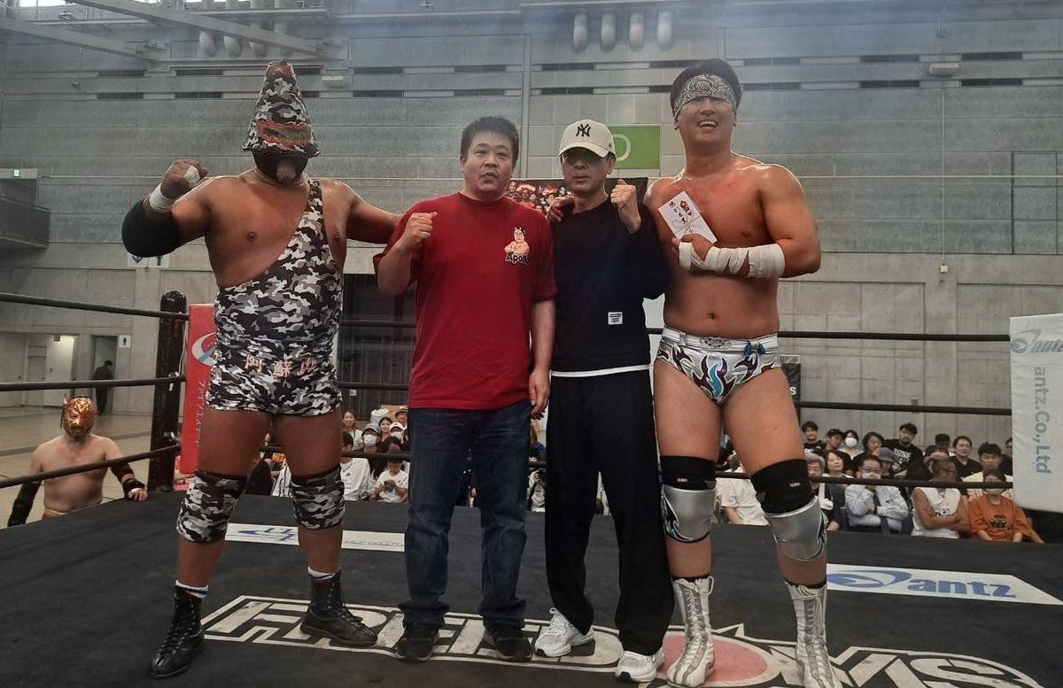 gam_hiroya's tweet photo. FREEDOMS九州ツアー無事完走！

ホームの門司では負けてしまいましたが、地元熊本のグランメッセでは、阿蘇山選手との熊本タッグ🌋で勝利！
アポロキッチン様から、勝利者賞頂きました！！
来年はフラップジャックでグランメッセの天井に突き刺せるくらい技を磨いておきます！応援有難うございました！ https://t.co/SiZGmf314D
