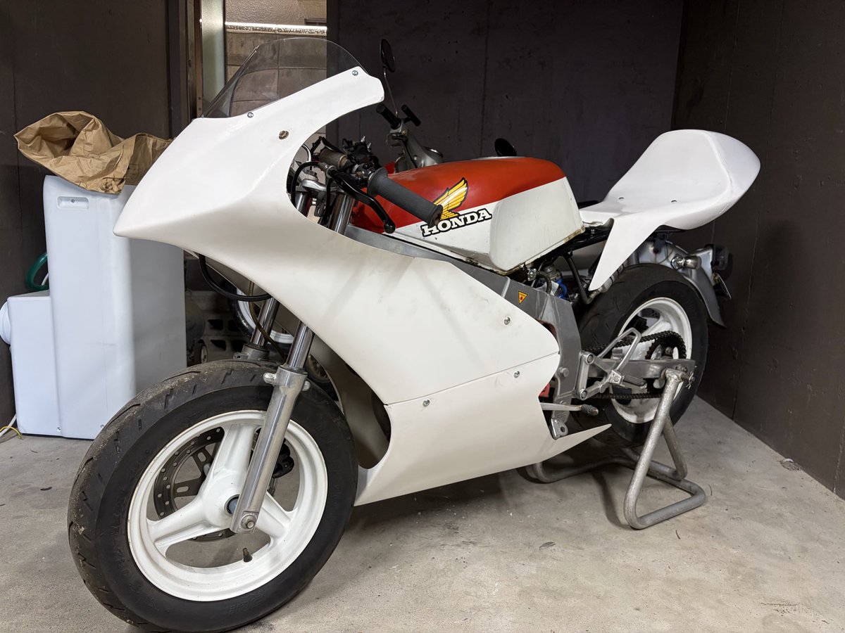 genkin728's tweet photo. nsr50前期レーサー　20万
リトルカブC50 7万

nsr50は形にはしましたが、サーキットを走らせていません。エンジン実動で異音等無し
写真のスペアパーツ付き

リトルカブは新車からワンオーナーで36000キロ、異音、白煙なし
自賠責が10年10月まで
ある程度部品交換して整備済み

詳細はDMでも送ります。 https://t.co/9q4NnM1SXo