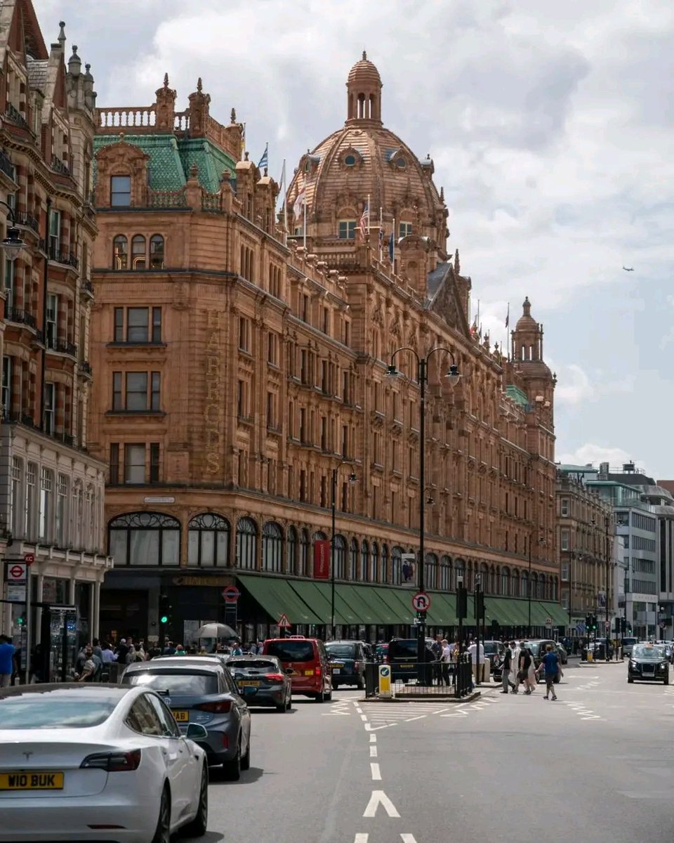 MuhammadSa8676's tweet photo. Have you been to Harrods in London? 🧡 https://t.co/sXJbJjDAE5