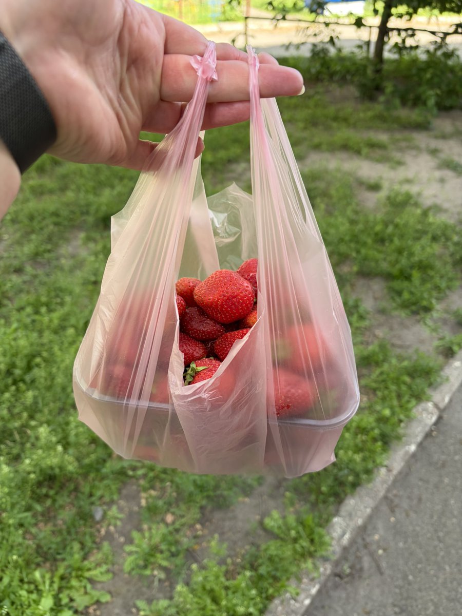 keepsliding's tweet photo. живописно торгувалась за одеську полуничку під кружляння дрона і черги ППО. хтось навіть на відео зняв https://t.co/BvAG12bgHh