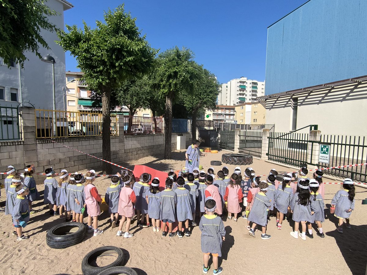 SalesGuada's tweet photo. 🦕 UNA AVENTURA PREHISTÓRICA LLENA DE EMOCIÓN
🦴 Nuestras Estrellitas y Lunitas de 2º de Infantil se convirtieron en auténticos paleontólogos para poner el broche final al proyecto de los dinosaurios.
🔍Descubrieron un yacimiento de fósiles en el patio del colegio. https://t.co/XkrHzxv1uc