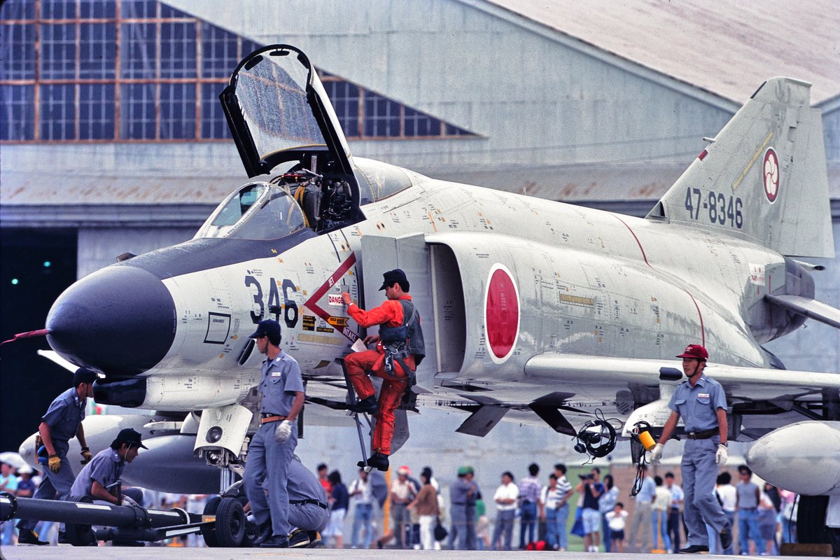 Skunk_Kelly's tweet photo. 生成AIの画像修正_1
フィルム写真をデジタル化してそれをAIで修正してみる
ChatGPT<<Grok
左:元画像
右上:ChatGPT 明るすぎ
右下:Grok　そこそこ本物に見える、昔の写真と思えない
＃ChatGPTvsGrok #F4Phantom #305th #松島基地航空祭
＃1989Aug https://t.co/zl9orQBhyO