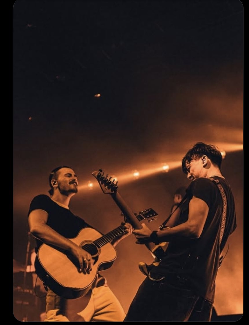 FLO_4269's tweet photo. L’Artiste qu’il est à travers cette photo et son lien avec son guitariste Damien.
Photo : Naumaur 

#pierregarnier https://t.co/PPVWv9B25t