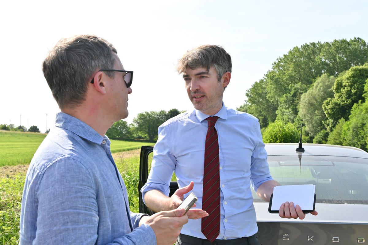 Prefet89's tweet photo. Pour faire face à la recrudescence des baignades sauvages et lutter contre les risques de noyades dans l'Yonne, Hugo Le Floc'h, directeur de cabinet du préfet, s'est rendu avec Mathieu Debain, maire d'@villedauxerre, sur une opération de contrôle et de sensibilisation conduite conjointement par les agents de la police nationale et du @SDIS_89.

"Se baigner dans les cours d'eau c'est tentant car rafraîchissant. On a l'impression que le courant est  inexistant ou presque. Mais il existe des phénomènes de tourbillons ou d'aspirations, qui peuvent vous entraîner au fond de la rivière. Dans l'Auxerrois comme dans l'Yonne, la baignade est interdite tout court. Je rappelle que 40 % des noyades mortelles ont lieu dans les cours d'eau."

Pour rappel, les baignades dans les fleuves, canaux et rivières comportent des risques invisibles depuis la surface et qui conduisent régulièrement à la noyade :

📍- la présence d'objets et obstacles invisibles depuis la surface (rochers, pieux …) ;
📍-des courants forts ;
📍-des épuisements et des difficultés à remonter sur la berge ;
📍-des noyades par aspiration sous les écluse ;
📍- une faible visibilité dans l’eau.

Pour mieux comprendre cette opération :
👉https://t.co/RLj7ROVJMX
👉https://t.co/Mv0RoU79Pt
