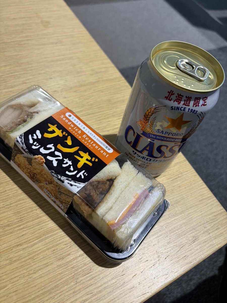 Daisuke_T01's tweet photo. 昨日と今日は空港晩飯

昨日は時間なく
搭乗ゲートでサンドイッチ

だったので

今日は保安検査場締切り
25分前だったのに
リンガーハットで早飲み早食い晩酌
多分　新記録 https://t.co/nSx7pIsq77