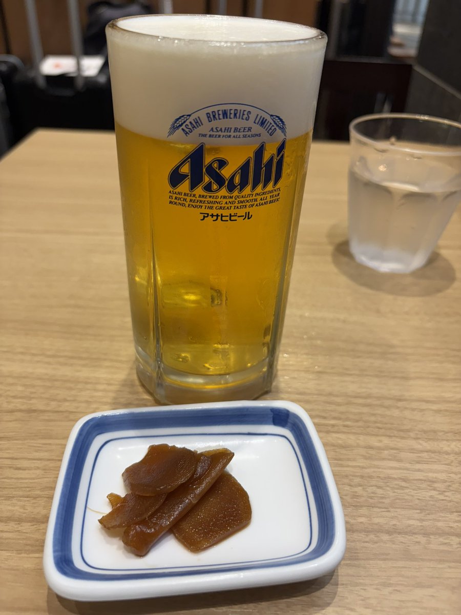 Daisuke_T01's tweet photo. 昨日と今日は空港晩飯

昨日は時間なく
搭乗ゲートでサンドイッチ

だったので

今日は保安検査場締切り
25分前だったのに
リンガーハットで早飲み早食い晩酌
多分　新記録 https://t.co/nSx7pIsq77