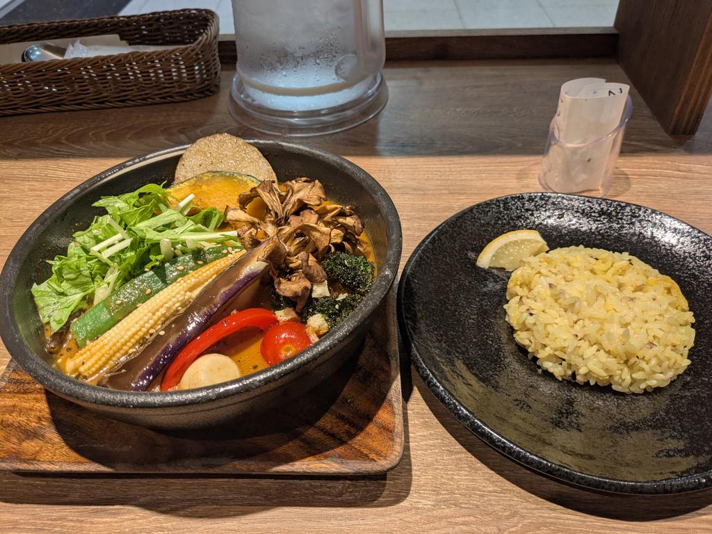 cheesy_eats's tweet photo. スープカレーGARAKU/新千歳空港
空港価格で肉無し野菜のみのメニューでも2000円は越えてくる。でも新千歳にあるスープカレー屋でGARAKUだけ食べたことなかったので食べたかった。そこまで甘くなくて美味しい。辛さ4番でも程よい辛さ。長芋が大きい。 https://t.co/KtbXnXVOH6