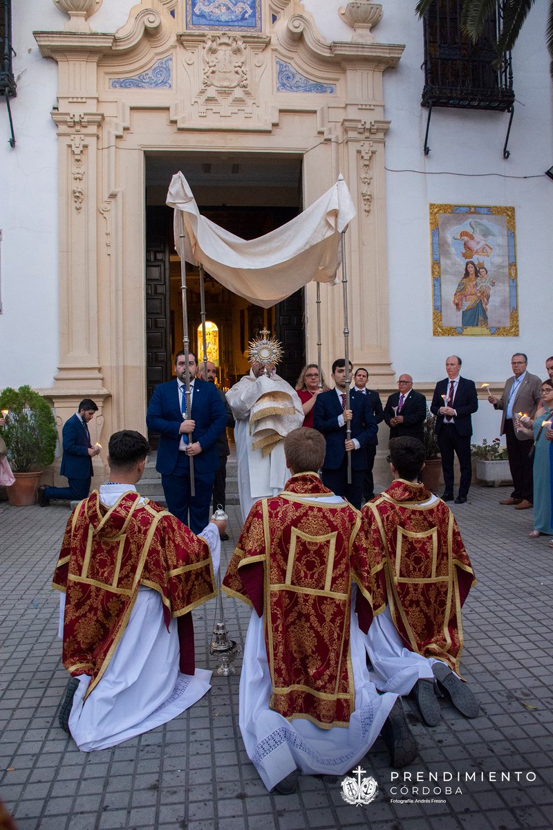 PrendimientoCor's tweet photo. 🔔 #CULTOS | Solemnes cultos en honor al Santísimo Sacramento. 

ℹ️ https://t.co/Xf5Vi6Zc2M https://t.co/aorGfLbTsj