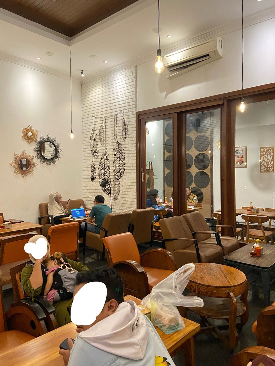 txtdrbekasi's tweet photo. WOY BEKS!! GUA NEMU COFFEE SHOP HIDDEN GEM DI JAKASAMPURNA!

Nyaman bet suasananya beks asli, indoornya mantep banget woy, spacenya banyak, ada ruang meetingnya juga (kgk kefoto karena ada yg lagi meeting) Kursinya nyaman bet asli.

Pelayanan bintang 5, dateng dianter menu, pesen lewat meja, pesanan dianterin juga, duduk di outdoor dianterin asbak ama lilin cuy wkwk.

Harganya? Standar Coffeeshop, minuman 20ribuan, makanan berat 30-40ribuan. Cocok ini buat WFC.

Lokasi: https://t.co/Okt5979HbU