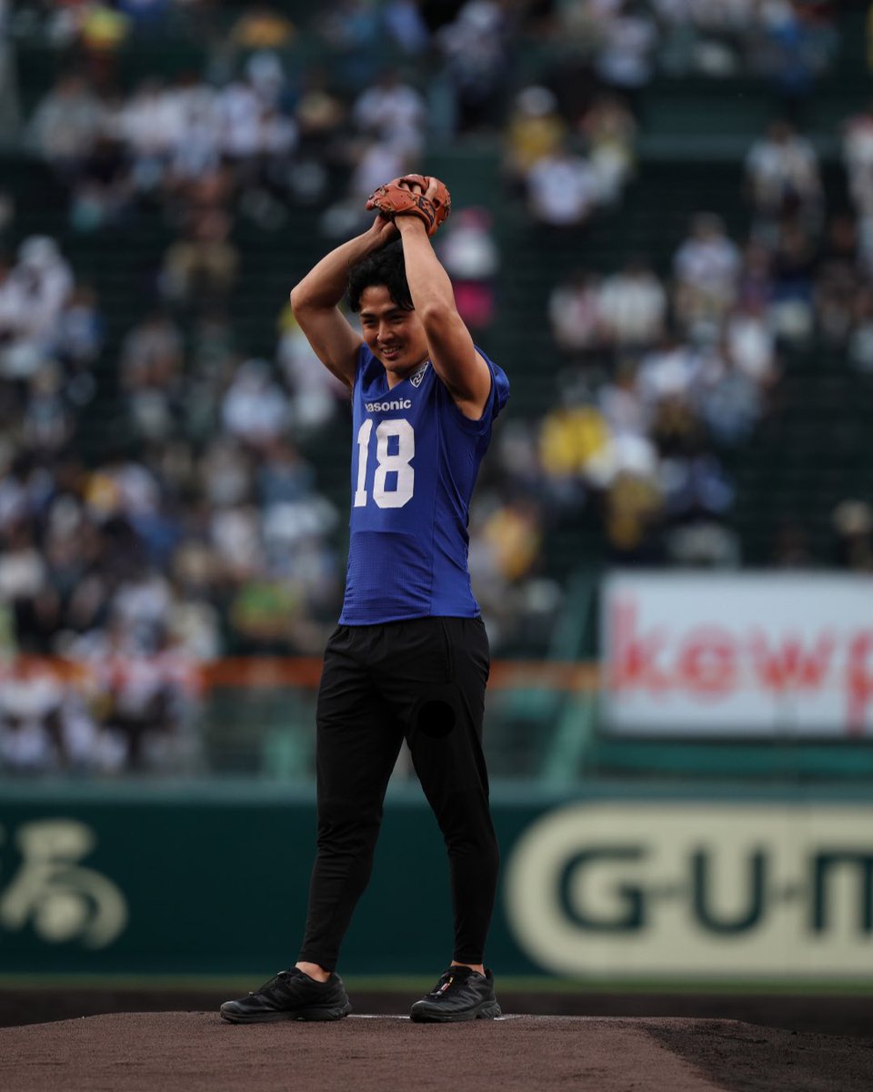gogo_impulse's tweet photo. 5/27（水）「パナソニックエコナイター」 
ファーストピッチセレモニー⚾

WR 18番 桑田選手がピッチャーとして
マウンドに立ちました！
そして、キャッチャーには阪神タイガースの佐藤輝明選手が！！ https://t.co/6gTDP1g9j8