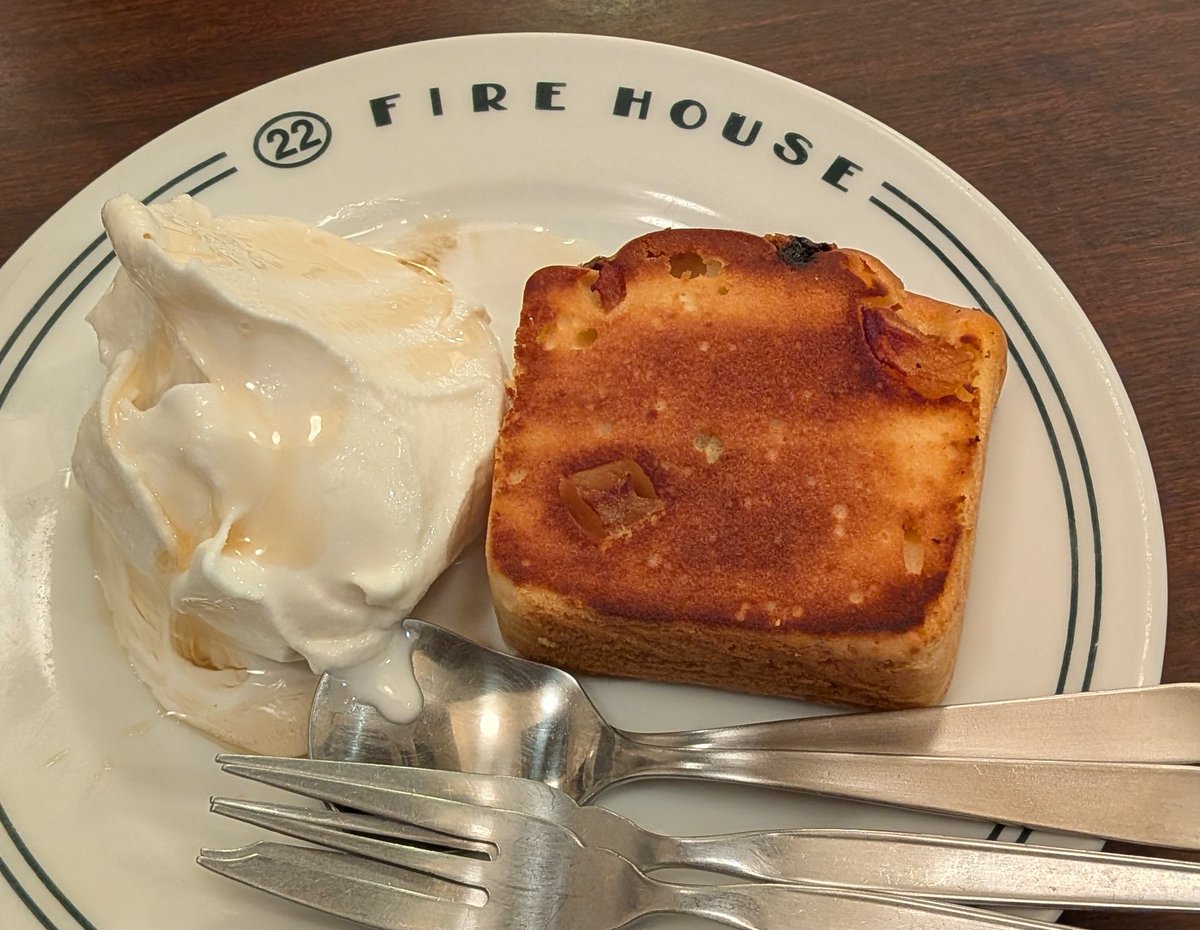 parikka3's tweet photo. フライドチキンのガリガリ感がめっちゃ凄くて最高でした！パウンドケーキは焼いてある&amp;温かくてアイスとめっちゃ合う。ハンバーガー以外もスゲー、ファイヤーハウス！ https://t.co/0huwOmZ4iC