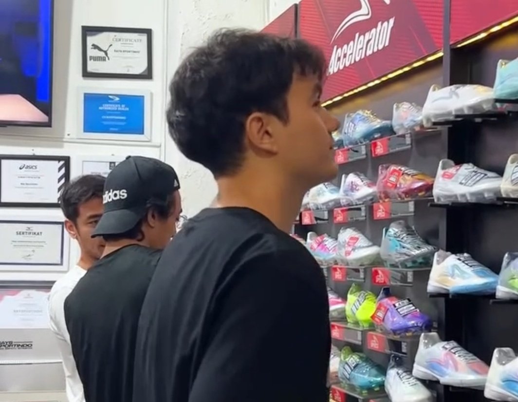 anoclairevoyant's tweet photo. Pantesan jadi Iqbal sihh, Paul emg keliatan bungsu bgttt 🤏🏻😭

Ini kayak lagi dianterin abang"nya beli sepatu wkwkwkwk Paul lucuu wee 

Cr: ig raysportindo https://t.co/AFEcAyX7H1