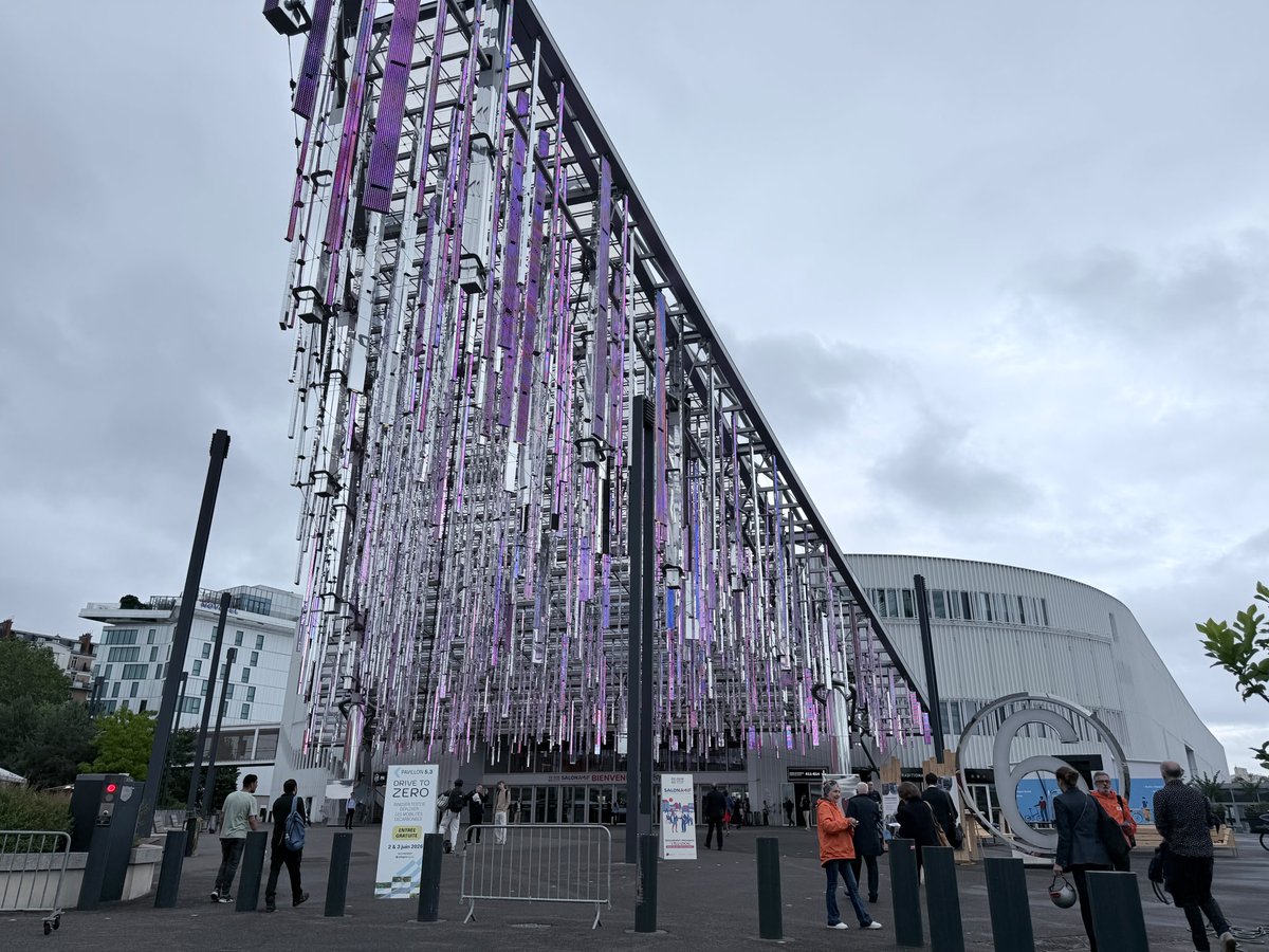 RadioTerritoria's tweet photo. 🎙️ En direct du @salon_amif et #DriveToZero !

Nos plateaux sont installés au cœur de Paris Expo Porte de Versailles pour parler collectivités, mobilités décarbonées et transition écologique ! 🔎

Experts, élus, entreprises : venez partager votre vision en #podcast ! 🌟 https://t.co/hoi5dYVg5f