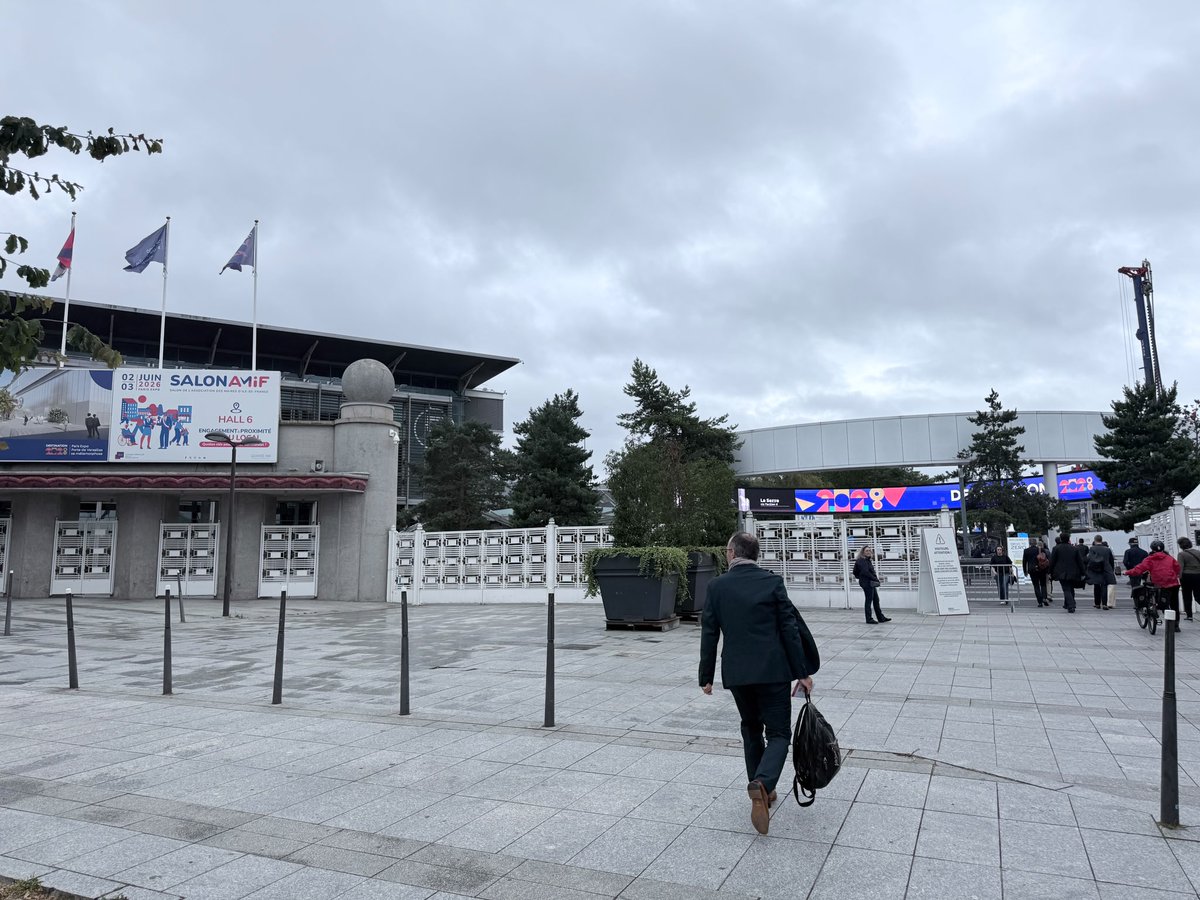 RadioTerritoria's tweet photo. 🎙️ En direct du @salon_amif et #DriveToZero !

Nos plateaux sont installés au cœur de Paris Expo Porte de Versailles pour parler collectivités, mobilités décarbonées et transition écologique ! 🔎

Experts, élus, entreprises : venez partager votre vision en #podcast ! 🌟 https://t.co/hoi5dYVg5f