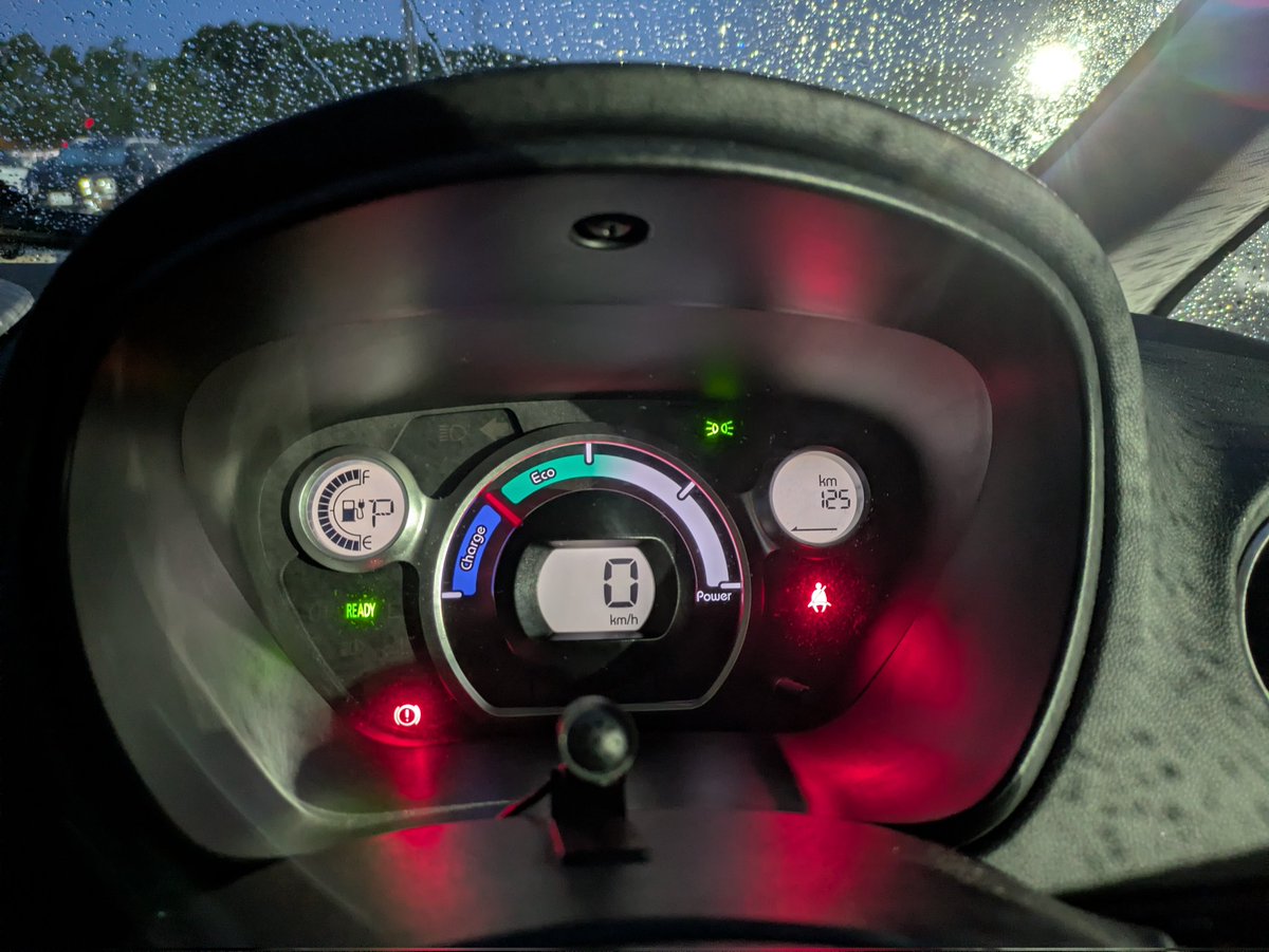 EV_LIFE_Trip's tweet photo. アイミーブを職場で満充電しました😊

久しぶりに航続可能距離120km以上の表示が見れて嬉しかったです😊

#アイミーブ
#SCiB https://t.co/jVfgGzyErU