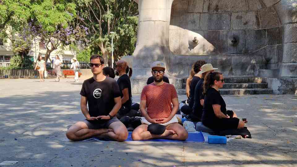 zenkannon's tweet photo. Video Reportatge: Meditació per la Pau a plaça Tetuan
Una dotzena de practicants de Zen Kannon es van reunir a la plaça Tetuan per compartir una estona de silenci i presència en plena Festa Major de la Dreta de l’Eixample. Enmig de la vida quotidiana de la ciutat, la meditació es va convertir en un gest senzill però profund d’anhel de pau, compassió i convivència. Descobreix la crònica i les imatges d’aquesta jornada de meditació a l’aire lliure: https://t.co/MEgUbrjxha